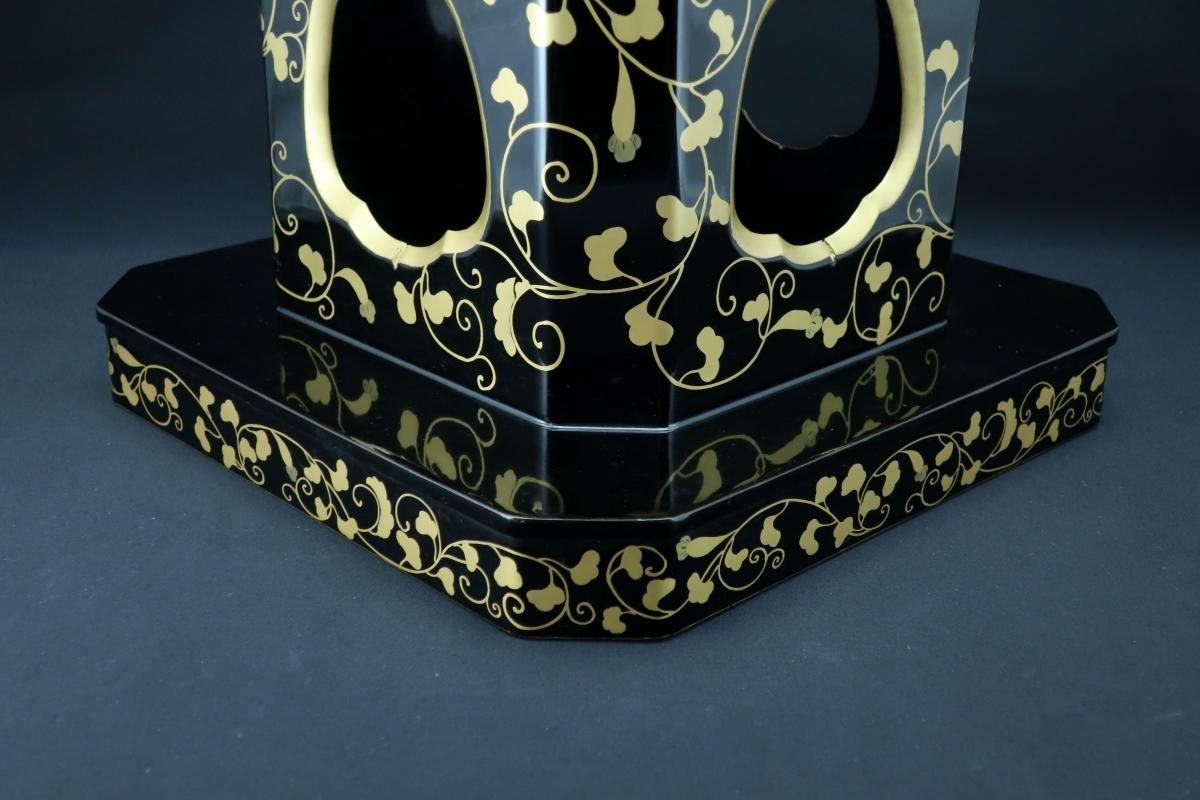 黒塗金唐草蒔絵三宝 / Black-lacquered 'Sanpo' Stand with you