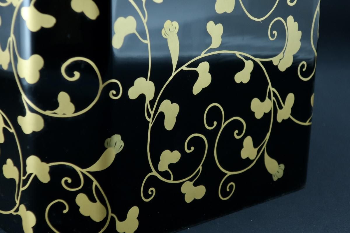 黒塗金唐草蒔絵三宝 / Black-lacquered 'Sanpo' Stand with you Gold