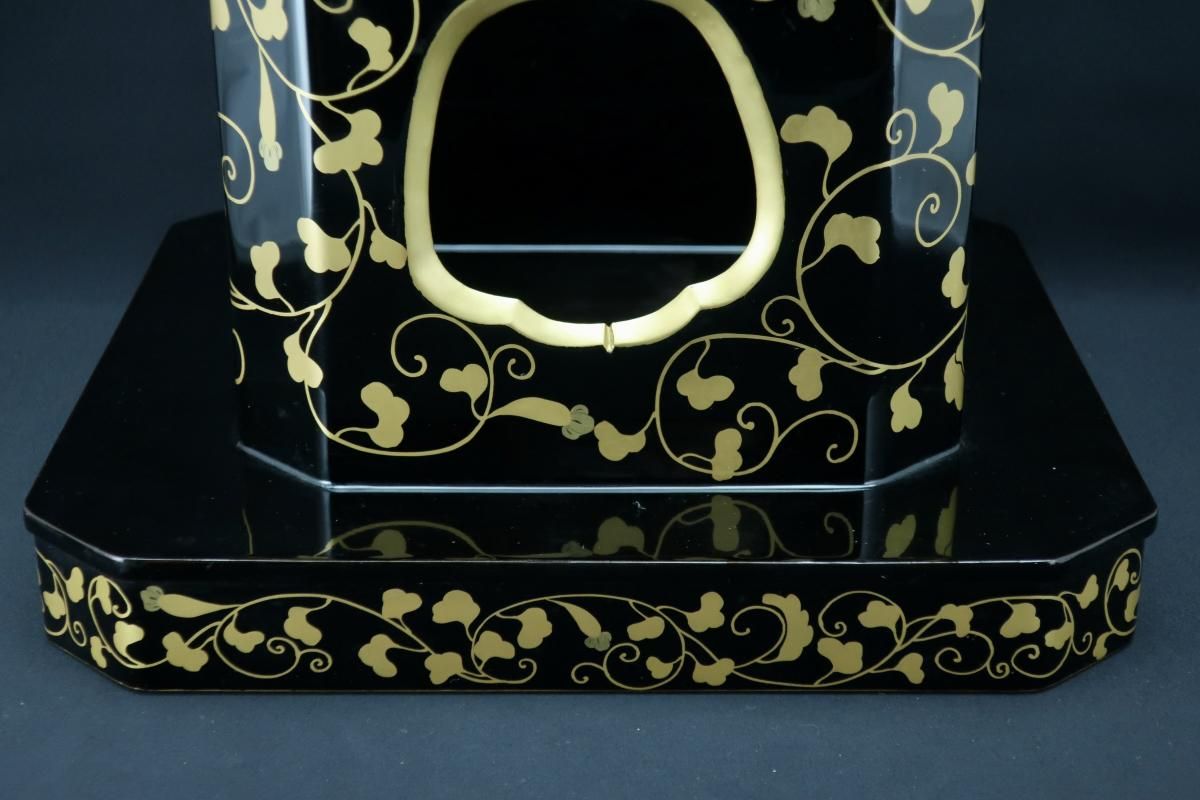 黒塗金唐草蒔絵三宝 / Black-lacquered 'Sanpo' Stand with you