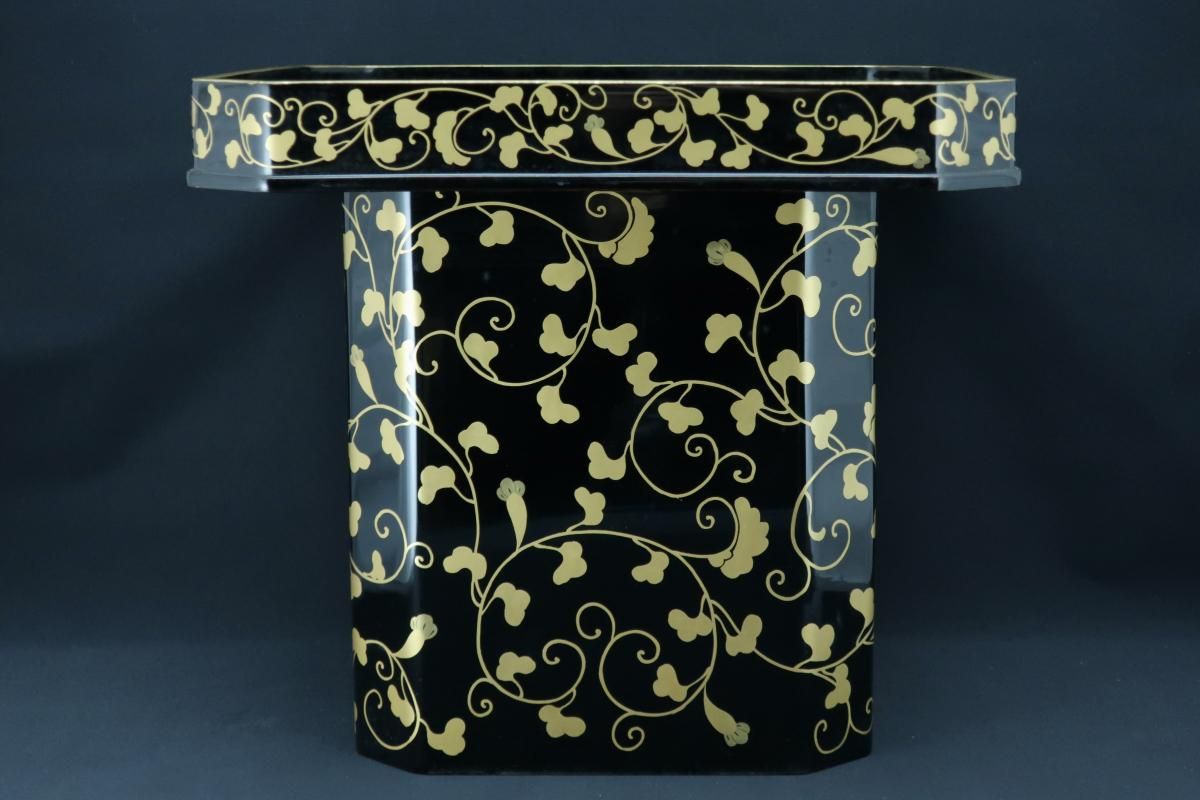 黒塗金唐草蒔絵三宝 / Black-lacquered 'Sanpo' Stand with you