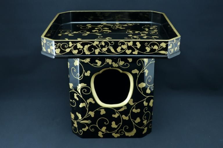 ɶ𼬳 / Black-lacquered 'Sanpo' Stand with you Gold 'Makie' picture of Arabesque Pattern
