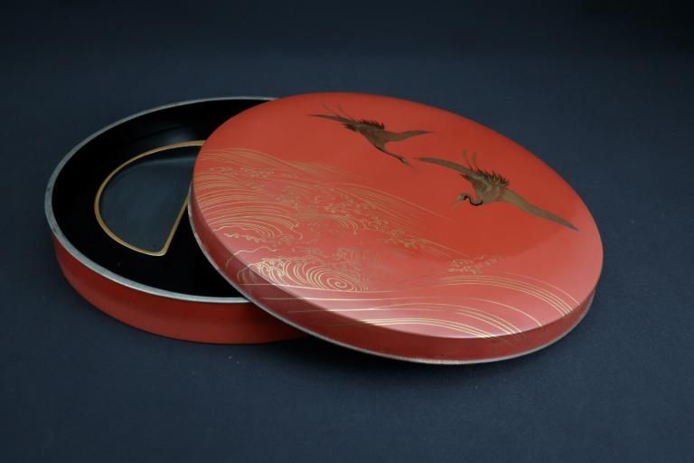 ἬݸȢ / Red-lacquered Round Stationery Box with 'Makie' picture of Crane on Waves