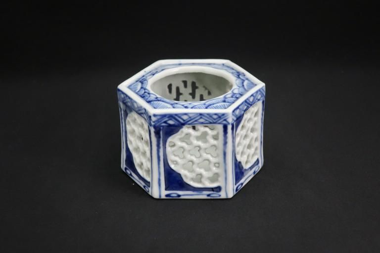 ΤϻƩ / Imari Hexagonal Blue & White 'Haidai' Sake cup Holder