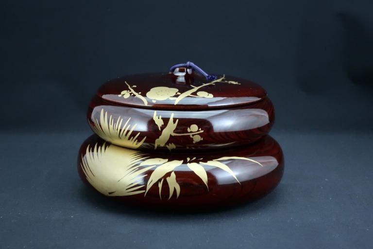 ɻ߼ʲۻҴ / Lacquered Gourd-shaped Sweet Boxes with 'Makie' of Pine, Bamboo, Plum Flowers 