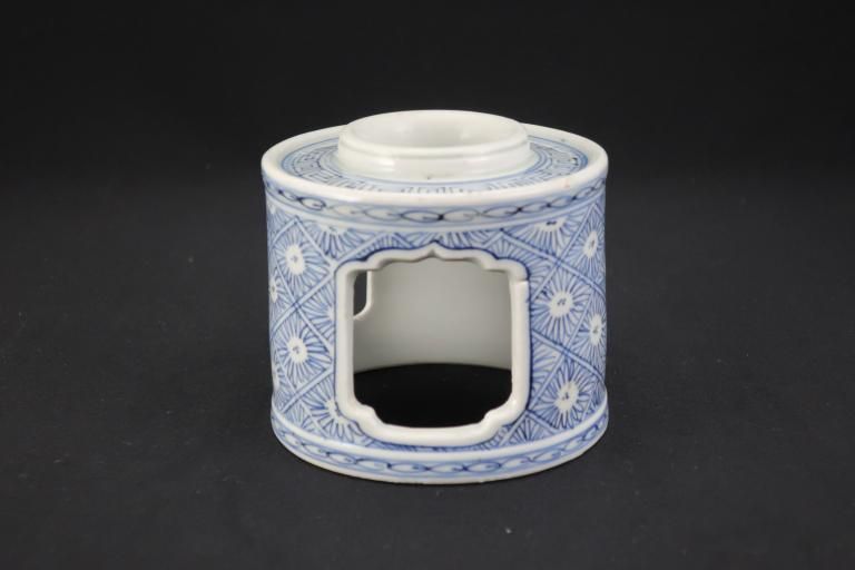 Τ / Imari Blue & White 'Haidai' Sake Cup Holder