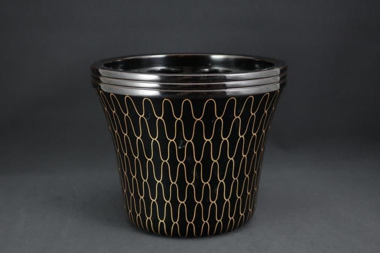 ִּ / Blacklacquered Flower Vase