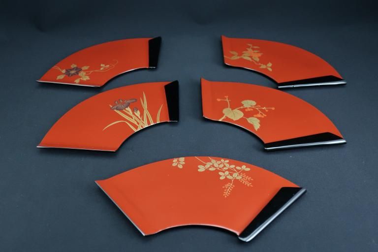 ɿ̲ۻһ / Wajima-lacquered Fan-shaped Sweet Plates with 'Makie' picture of Flowers  set of 5