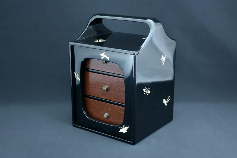 ۻý / Lacquered Sweet Box with Drawers