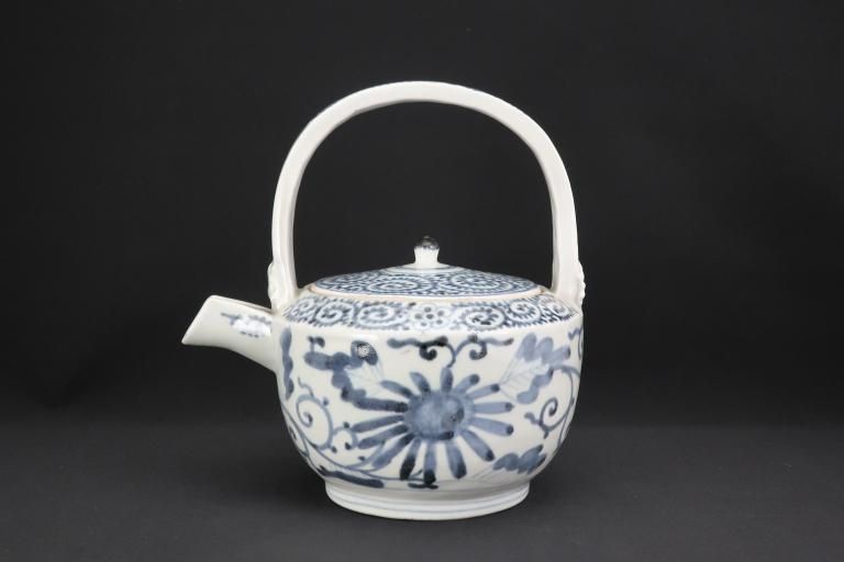 Τʸĸ / Imari Blue & White Sake Pourer with the pattern of 'Takokarakusa'