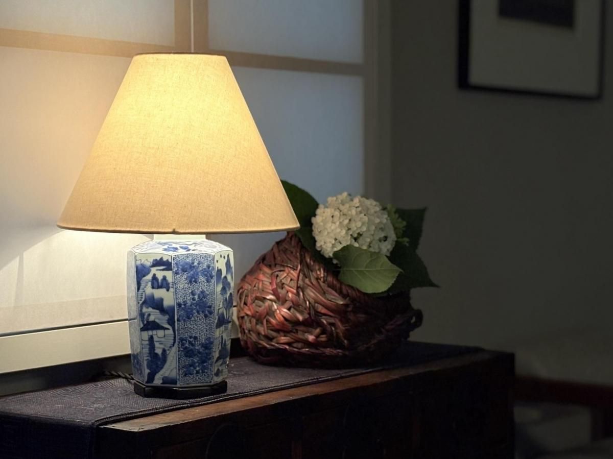 伊万里テーブルランプ 伊万里染付菊花山水文六角壺テーブルランプ / Table Lamp of