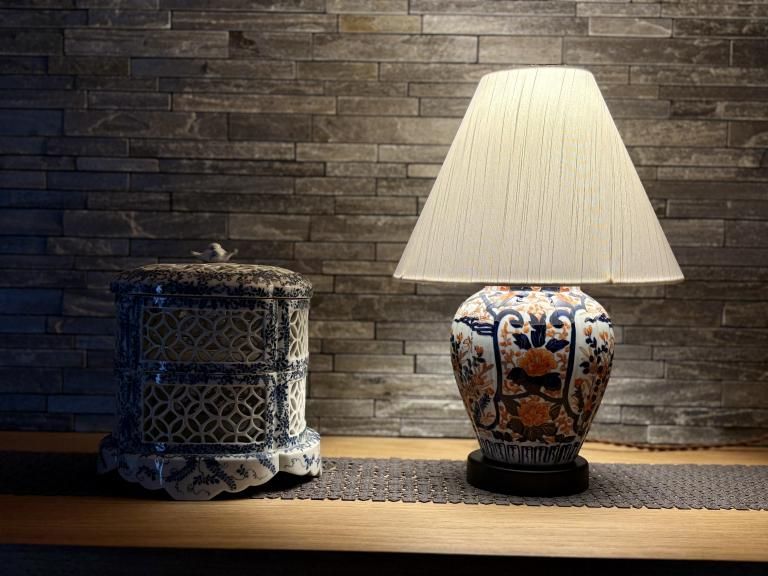 ΤƲַ볨ʸơ֥ / Table Lamp of Imari Polychrome Pot