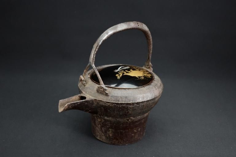 󨽩𼬳Ŵĸ / Iron Sake Pourer with 'Malie' picture of Quail and Autumn Flowers