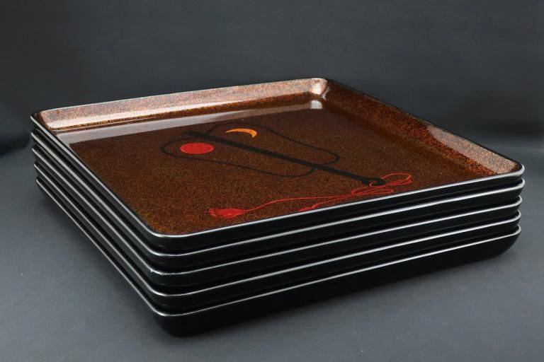 梨地軍配蒔絵会席膳 五枚組 / 'Nashiji' Lacquered Trays with 'Makie' picture of 'Gunbai' (referee's fan)  set of 5