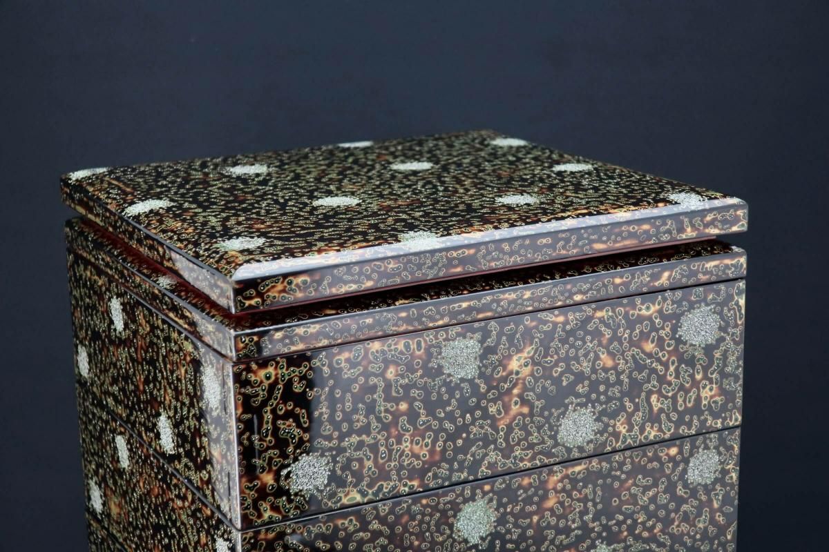 traditional crafts a lacquer box 漆塗り 重箱 菊木彫欅重箱 / Keyaki 'Jubako' Food Boxes with the carving
