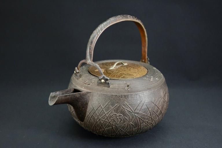 秋虫蒔絵蓋鉄銚子 / Iron Sake Pourer  Lacquered lid with 'Makie' of Autumn Insects