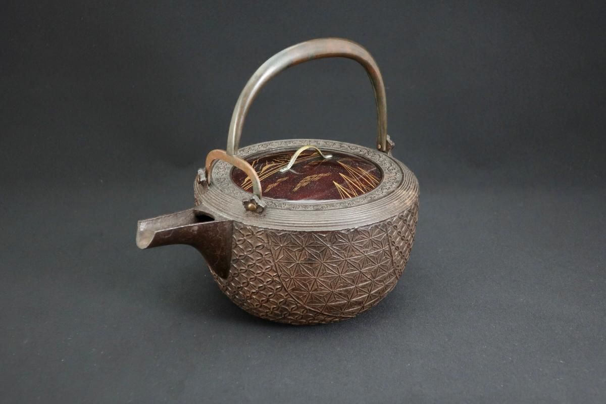 富士山蒔絵蓋鉄銚子 / Iron Sake Pourer & Lacquered lid with