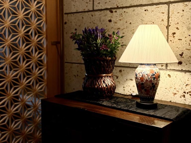 伊万里色絵獅子牡丹唐草文テーブルランプ / Table Lamp of Imari