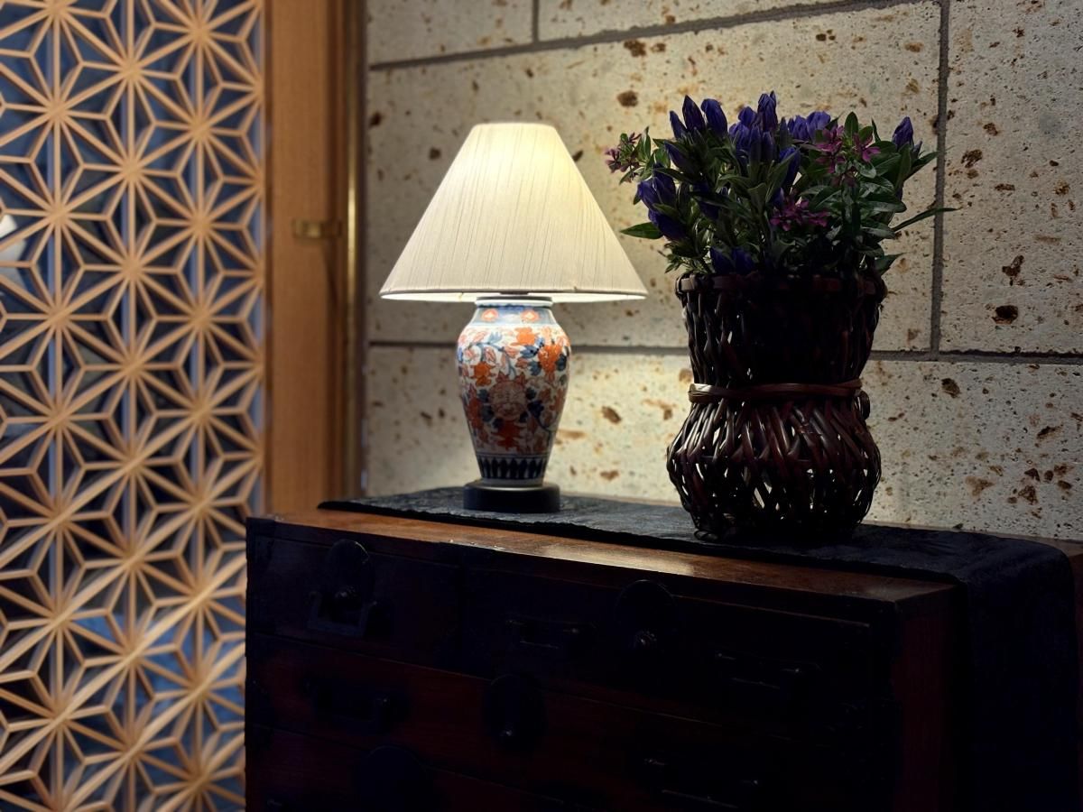 伊万里色絵獅子牡丹唐草文テーブルランプ / Table Lamp of Imari