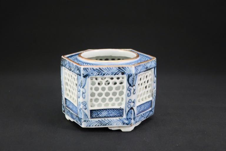 ΤϻƩ / Imari Hexagonal Blue & White 'Haidai' Sake Cup Holder