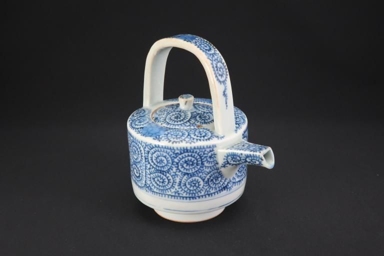 Τʸĸ / Imari Blue & White Sake Pourer with the pattern of 'Takokarakusa'