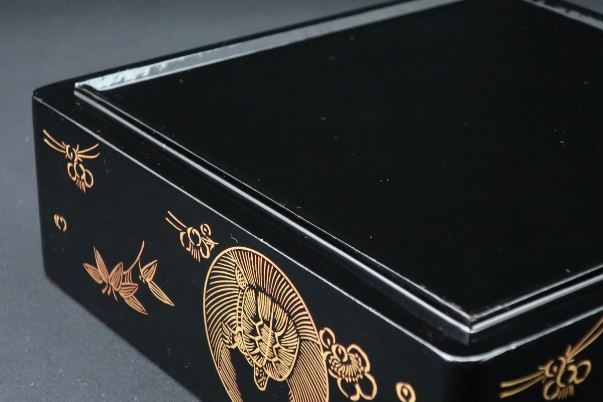 黒塗沈金鶴亀蒔絵内梨地重箱 / Black-lacquered Food Boxes with