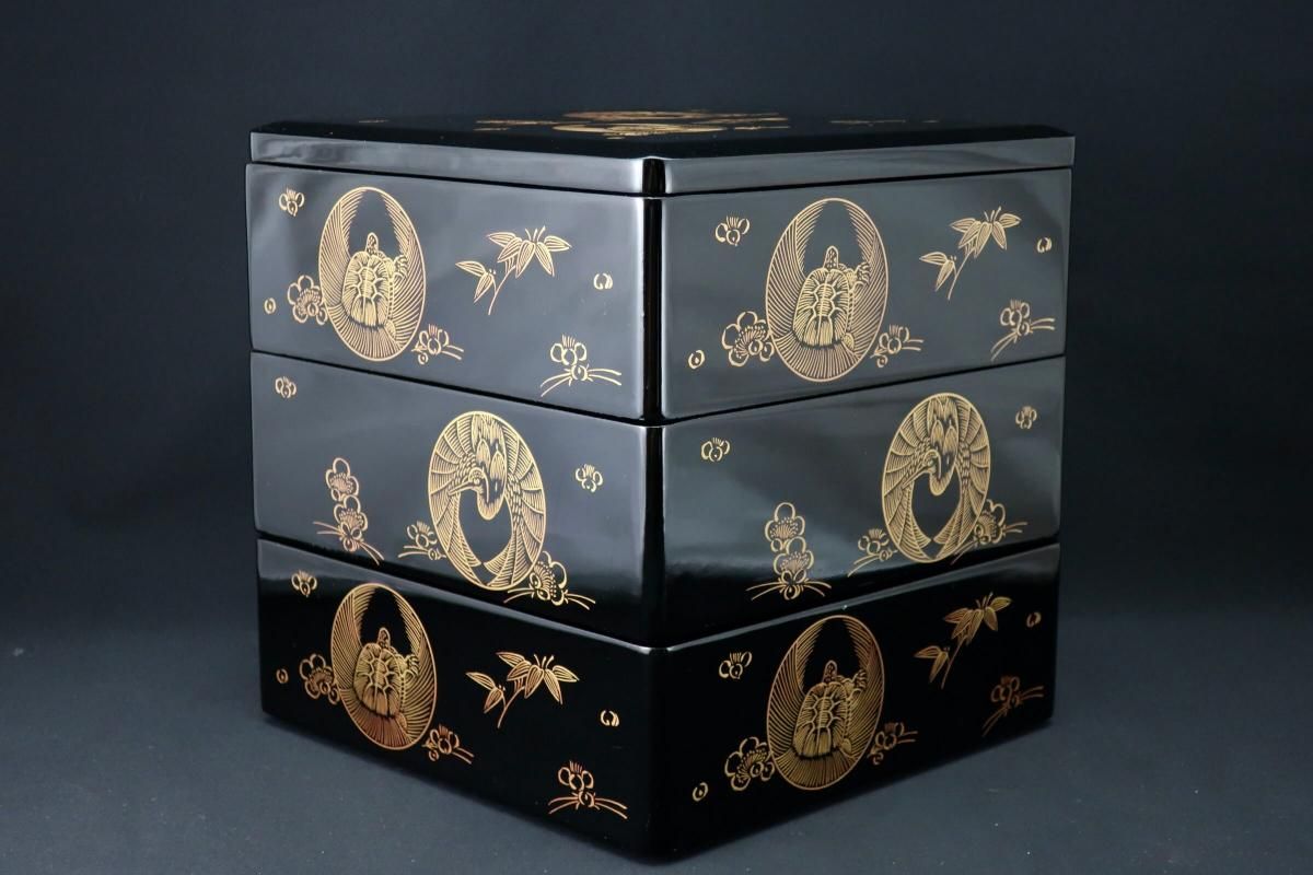 黒塗沈金鶴亀蒔絵内梨地重箱 / Black-lacquered Food Boxes with