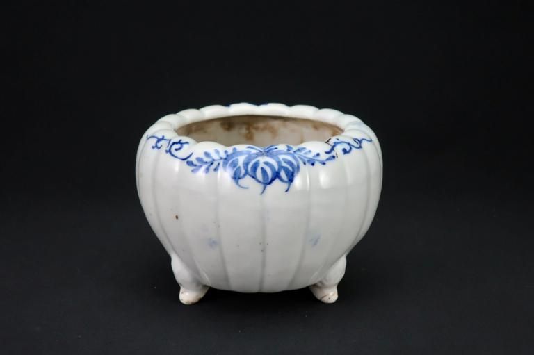 յƲַղ / Seto Blue & White Chrysanthemum-flower-shaped 'Hiire' Pot