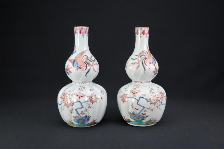 Τɻ / Imari Polychrome 'Kakiemon'-Styled Gourd-shaped Sake Bottles  1 pair