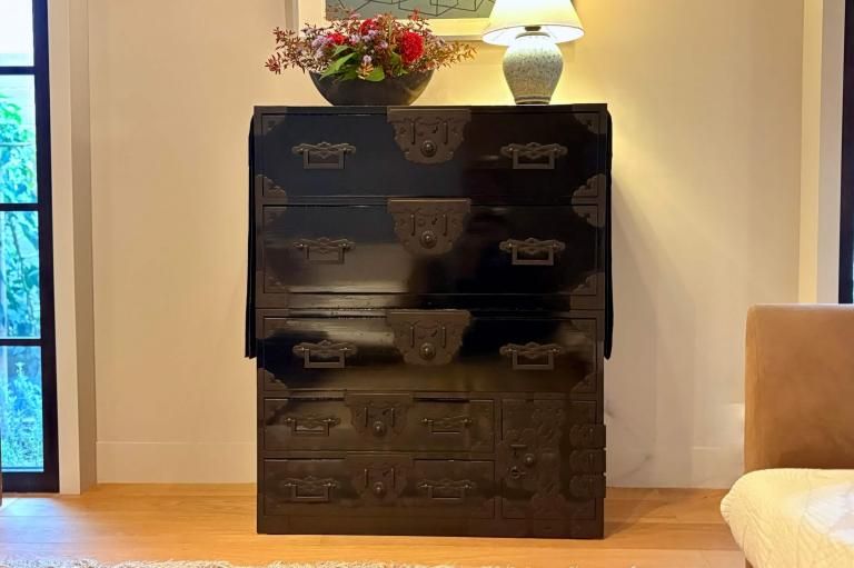 ɾý / Shona Black-lacquered Tansu (Clothing Chest)