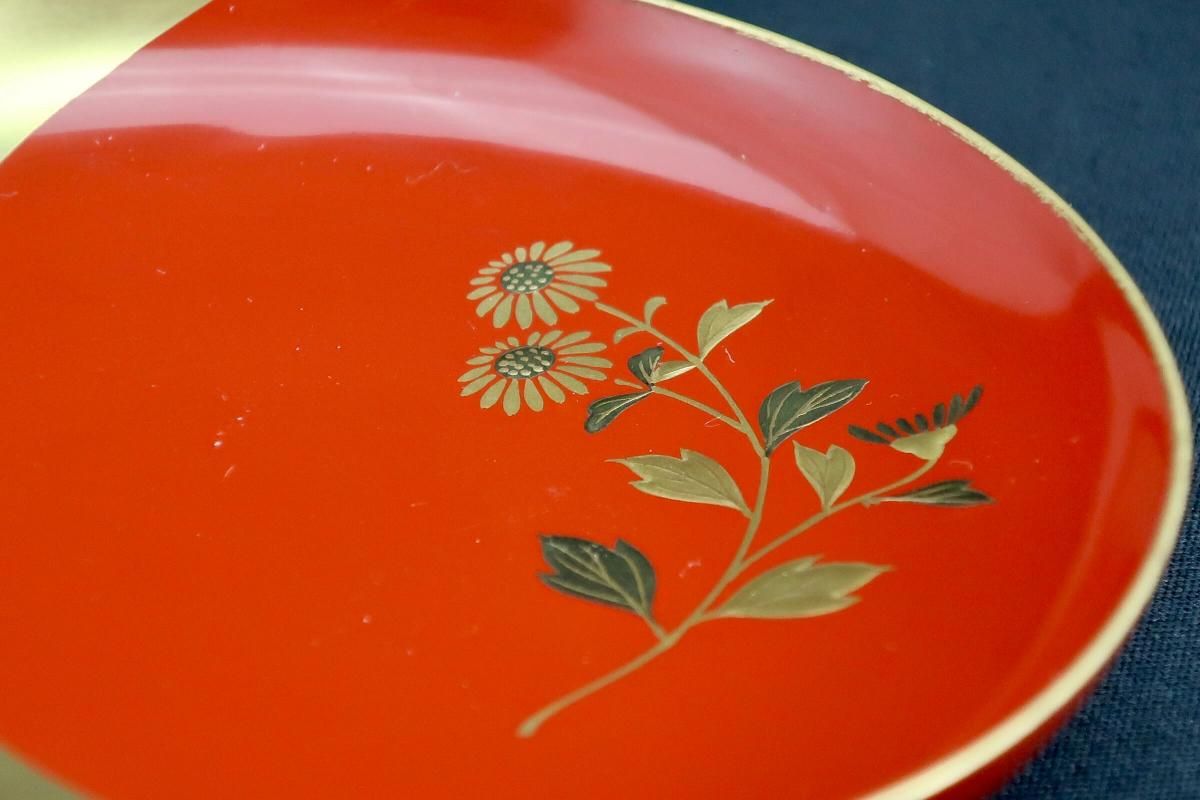 引盃：赤い漆器の皿5枚セット 引盃（ひきさかずき）5枚・盃台（さかずきだい）1台 セット 木製