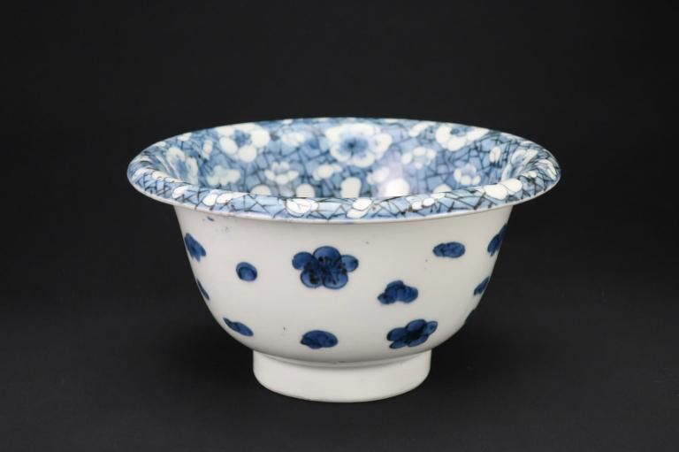 Τձ߲ʸȭ / Imari Blue & White Bowl with the pattern of Plum blossoms