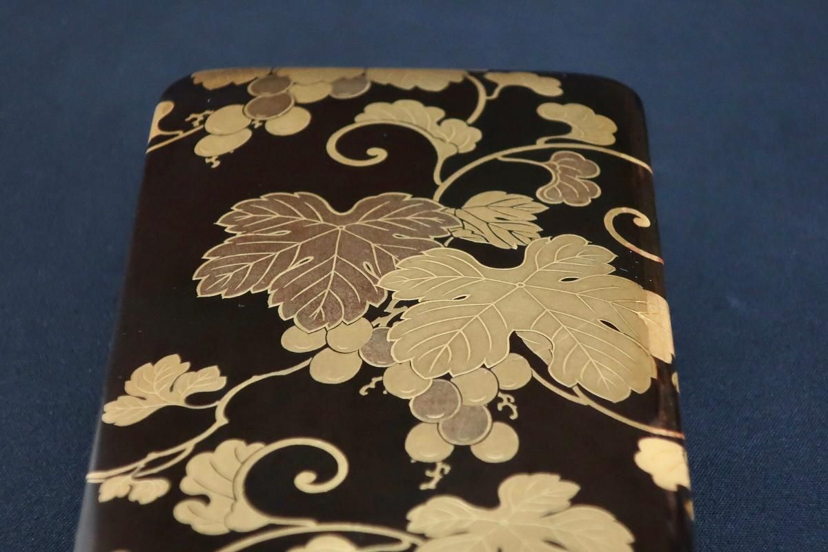 江戸葡萄蒔絵小箱 / Black-lacquered Box with 'Edo Makie' picture of