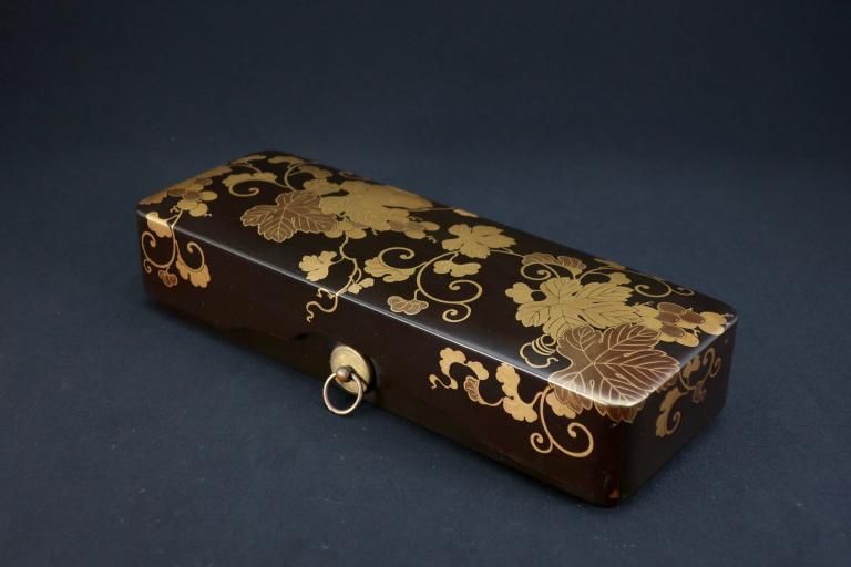 ƺȢ / Black-lacquered Box with 'Edo Makie' picture of Grapes