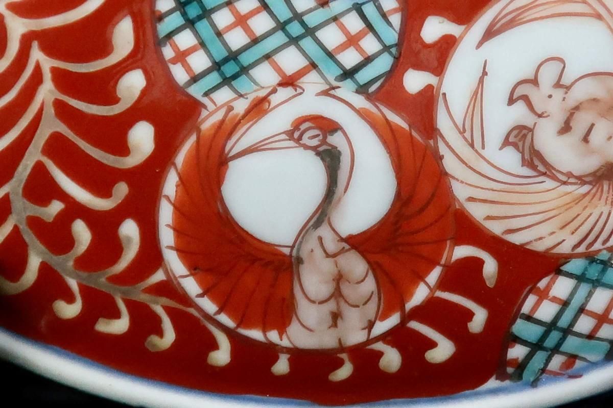 伊万里焼　赤絵金彩　獅子文　丸形三足香炉　透かし火屋付　時代箱付　D　R7196 伊万里焼 赤絵金彩 獅子文 丸形三足香炉 透かし火屋付 時代