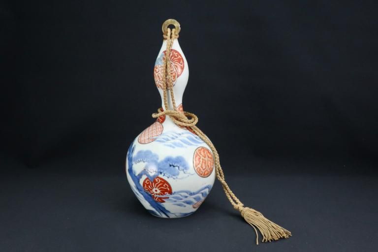 Τɻʸ / Imari Gourd-shaped Polychrome 'Tokkuri' Sake Bottle