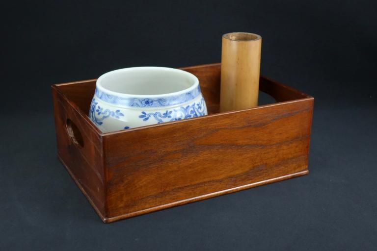 ߡյڿͤο޲ / Seto Blue & White 'Hiire' Pot with the picture of Tatar and Mulberry Box