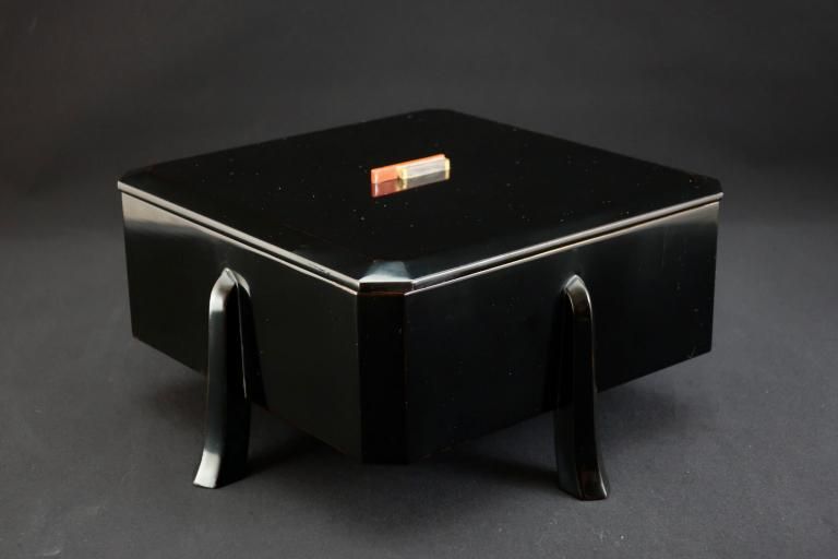 ɵղۻҴ / Black-lacquered Sweet Box with Legs  