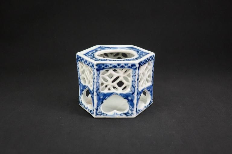 ΤϻƩ / Imari Hexagonal Blue & White 'Haidai' Sake cup Holder