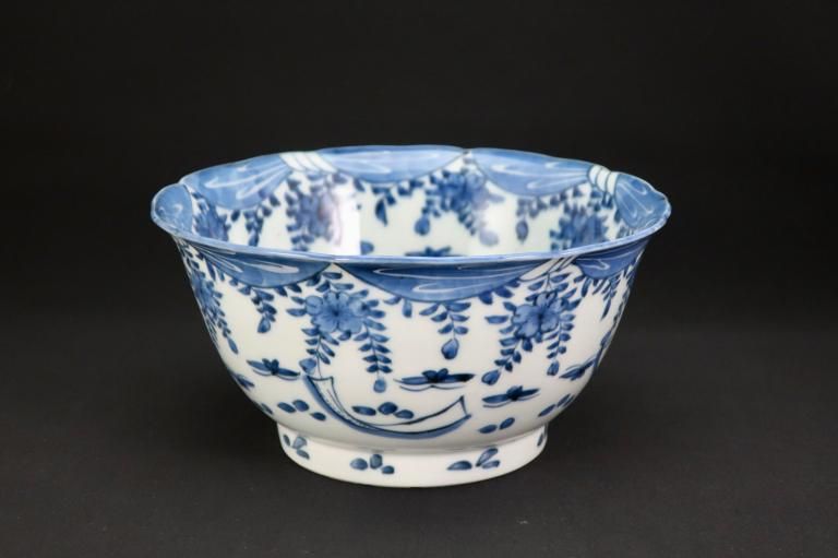 Τĳ޿ʸȭ / Imari Large Blue & White Bowl with the picture of Sakura and Butterflies