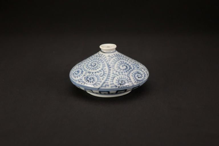 Τʸ / Imari Blue & White Oil Pot with 'Takokarakusa' pattern