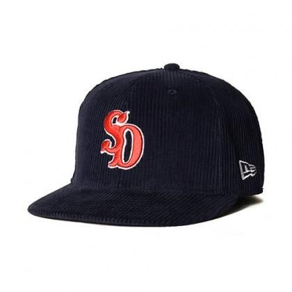 <img class='new_mark_img1' src='https://img.shop-pro.jp/img/new/icons5.gif' style='border:none;display:inline;margin:0px;padding:0px;width:auto;' />STANDARD CALIFORNIA  NEW ERA  SD 59Fifty Corduroy Logo Cap/Navy
