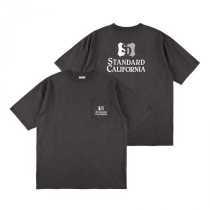 <img class='new_mark_img1' src='https://img.shop-pro.jp/img/new/icons5.gif' style='border:none;display:inline;margin:0px;padding:0px;width:auto;' />STANDARD CALIFORNIA SD Heavyweight Shield Logo Pocket T/Black