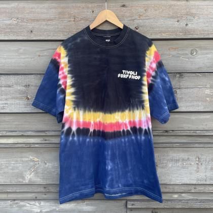 <img class='new_mark_img1' src='https://img.shop-pro.jp/img/new/icons5.gif' style='border:none;display:inline;margin:0px;padding:0px;width:auto;' />Psicom TIVOLISURFSHOP TIE DEY T SHIRTS

