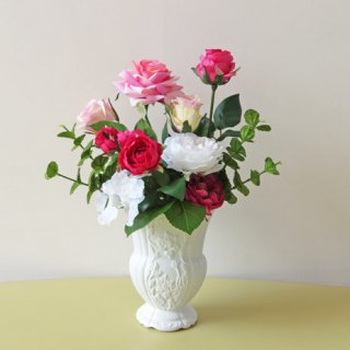 光触媒アートフラワーアレンジメント【ピーテル】ヨーロピアンクラシカル調の花器には、バラですよね！そう思ったスタッフは、色彩・形・巻の違うバラを選びアレンジしました。やっぱりバラですよね。