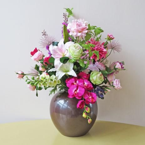大型の高級造花フラワーアレンジメントです 造花アートとして愛されているシリーズで 玄関ロビーや演台花として人気です