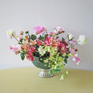 光触媒アートフラワーアレンジメント【アクド】上品な花器に、アーティフィシャルフラワー（高級造花）を入れました