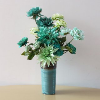 光触媒アートフラワーアレンジメント【カミン】この陶器製花器の色を、「アースブルー」といいます。お花も今年の新色を入れました