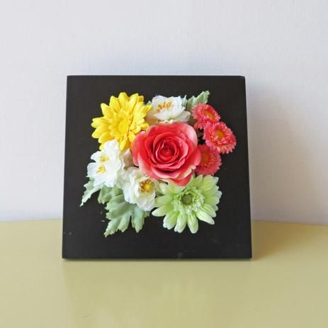 一輪の薔薇と小花のフレームアートフラワーです 贈り物にいかがでしょうか お友達の新築祝いやお誕生日祝いに