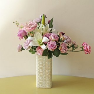 光触媒アートフラワーアレンジメント【ライマ】上品な花器に、優しい色彩のローズを入れました。優美な高級造花アレンジメントです