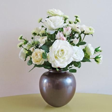 ６種類のバラと セルリア の高級造花アレンジです セルリアの花言葉は 思慕 可憐な心 優れた知識 です ちょっと高貴なお花です